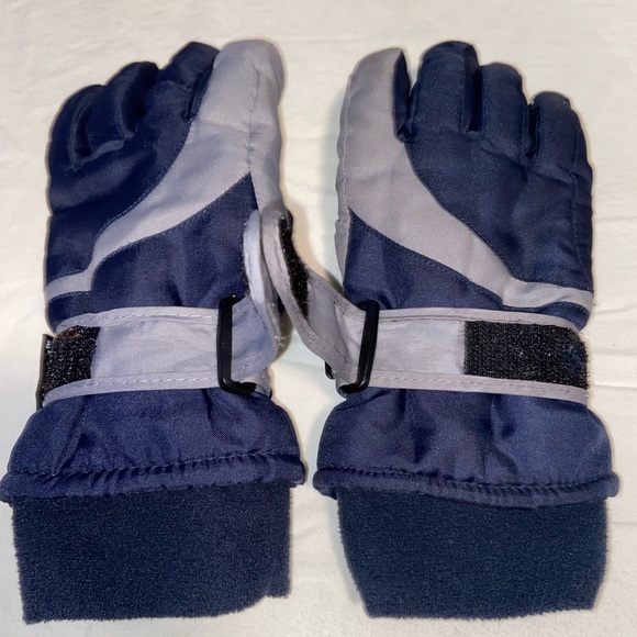 4 pairs of gloves and 2 hats. Used condition several different sizes - Picture 4 of 13